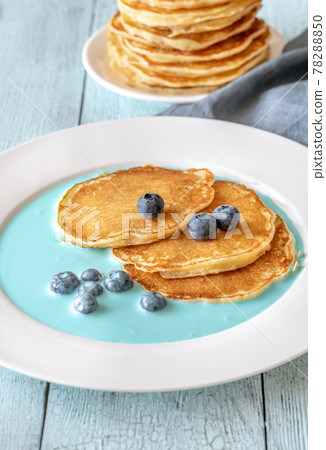 Pancakes with fresh blueberries 78288850