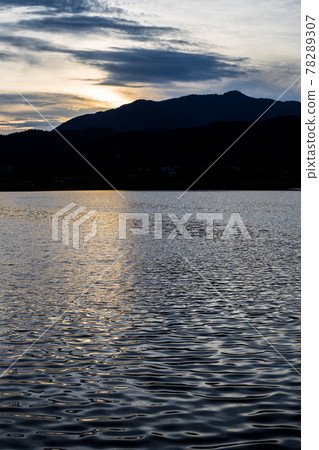 愛宕山夕陽西下的廣澤池夜景 愛宕山夕陽西下的廣澤池夜景 78289307