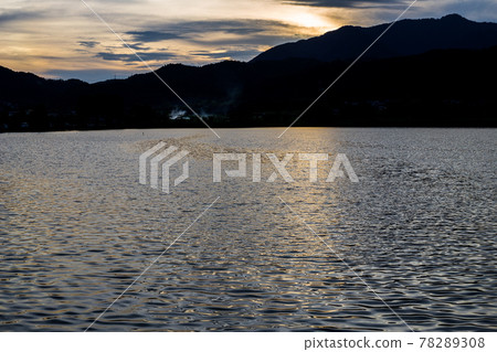 愛宕山夕陽西下的廣澤池夜景 愛宕山夕陽西下的廣澤池夜景 78289308
