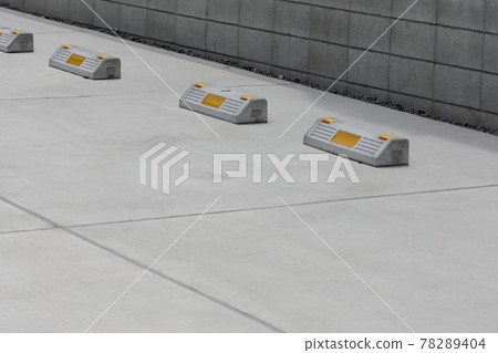 Image of a concrete paved parking lot 78289404