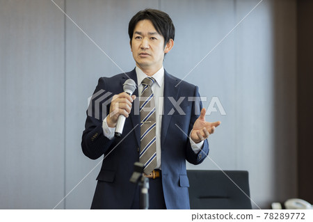 A businessman talking with a microphone 78289772