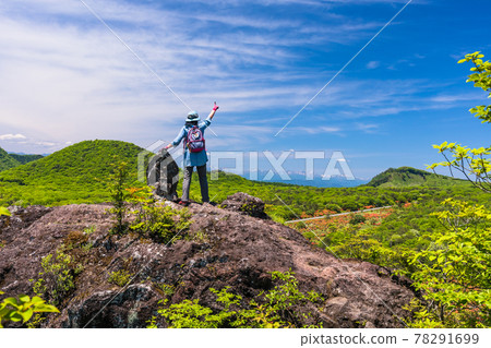 站在蘇魯斯岩石上的女人 78291699