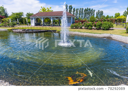 池塘噴泉和涼亭 78292089