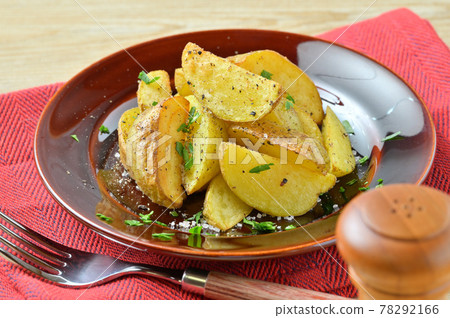 炒土豆,土豆,土豆,炒土豆,翻炒。品種是北明里。 炒土豆,土豆,土豆,炒土豆,翻炒。品種是北明里。 78292166