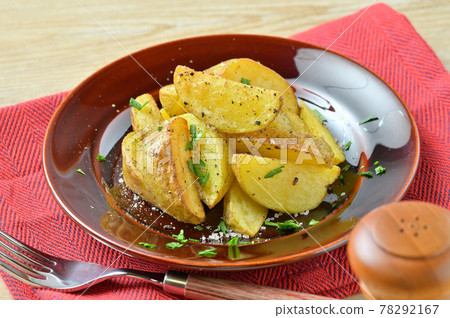 炒土豆,土豆,土豆,炒土豆,翻炒。品種是北明里。 炒土豆,土豆,土豆,炒土豆,翻炒。品種是北明里。 78292167