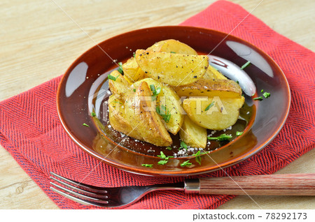 Sautéed potatoes, potatoes, potatoes, sautéed potatoes, and stir fry. The variety is Kita Akari. 78292173