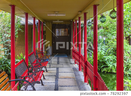 [千葉 / 金谷] 在 Kajiya Ryokan 旅館的庭院中裝飾穿過池塘的瓶球或浮球的休息場所 78292397