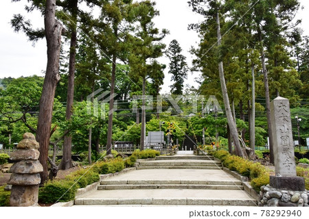 Kamakura City Engakuji approach entrance, Shirasagi pond, Yokosuka line railroad crossing and fresh green 78292940