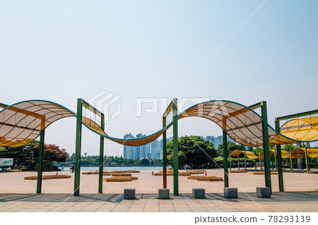 Ilsan Lake Park and modern buildings in Goyang, Korea 78293139