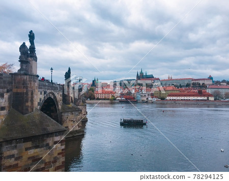 查理大橋在布拉格在陰天 78294125