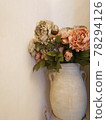 古董花瓶和鮮花 78294126
