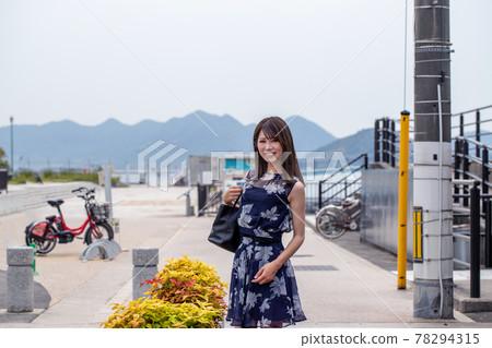 在公園前微笑的女人 78294315
