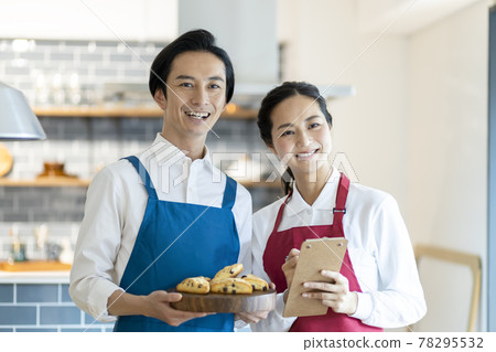 Restaurant staff 78295532