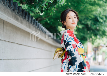 一名婦女在京都觀光的浴衣時尚 78295617