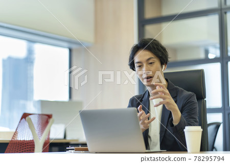 男性在辦公室視頻會議在線會議 男性在辦公室視頻會議在線會議 78295794