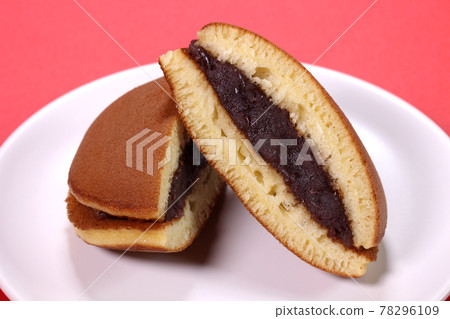 Dorayaki with cut 78296109