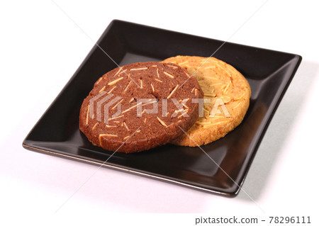 Almond cookies on a plate 78296111