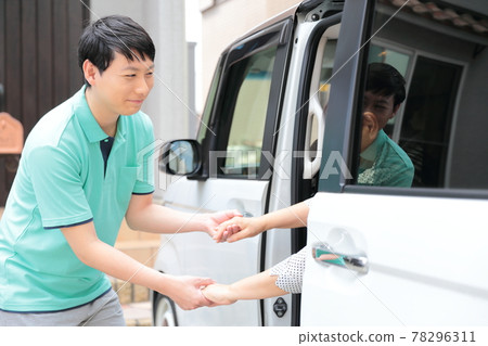 一個在日托服務中心開車接老人的人 78296311