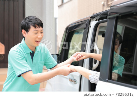 A man in a day care service who picks up seniors by car A man in a day care service who picks up seniors by car 78296312