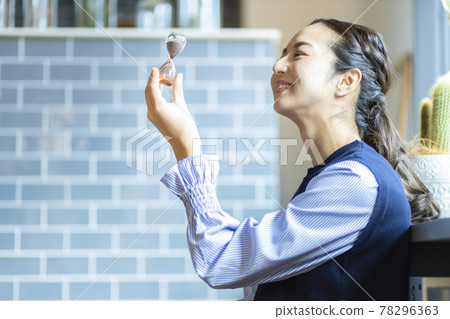 Woman staring at the hourglass Woman staring at the hourglass 78296363