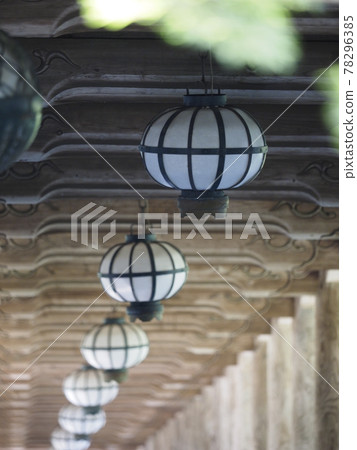 Hanging lanterns at Hasedera Temple in Nara Hanging lanterns at Hasedera Temple in Nara 78296385