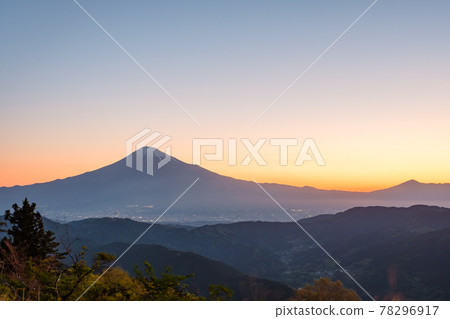 從濱石岳（黎明）看到的富士山 78296917