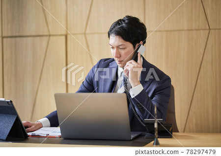 電話的辦公室工作人 78297479