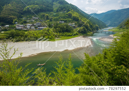從高知縣仁淀川眺望朝尾潛水橋 從高知縣仁淀川眺望朝尾潛水橋 78297552