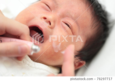 媽媽給新生嬰兒濕疹上藥 媽媽給新生嬰兒濕疹上藥 78297717