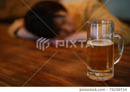 A woman who drinks and sleeps 78298554