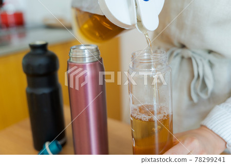 Water bottle preparation mom housework 78299241