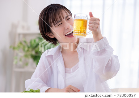 喝啤酒的女性肖像年輕女子 喝啤酒的女性肖像年輕女子 78300057