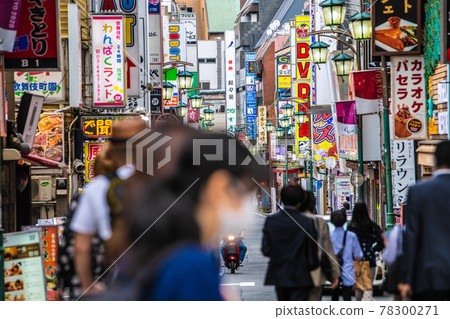第三次宣言重新延期下的日本東京城市景觀。白色招牌開始突出=6月3日,歌舞伎町櫻花大道 第三次宣言重新延期下的日本東京城市景觀。白色招牌開始突出=6月3日,歌舞伎町櫻花大道 78300271