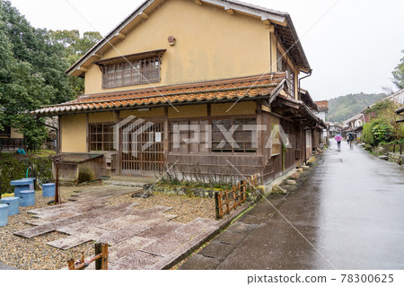 島根縣織田市,下雨的石見銀山銀山大森的街道 島根縣織田市,下雨的石見銀山銀山大森的街道 78300625