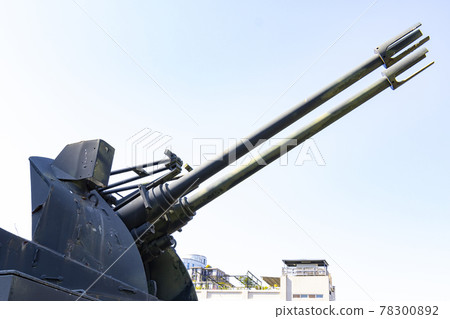 Abandoned gun barrels placed in a park as decoration 78300892