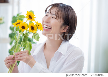 Female portrait young woman with sunflower Female portrait young woman with sunflower 78300969