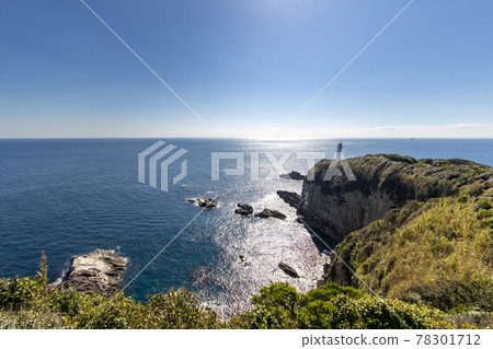 足津利岬燈塔(高知縣土佐清水市)及風景優美的海景。 足津利岬燈塔(高知縣土佐清水市)及風景優美的海景。 78301712