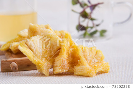 Dried pineappleDried pineapple 78302258