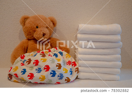 嬰兒用品-布尿布和泰迪熊 嬰兒用品-布尿布和泰迪熊 78302882