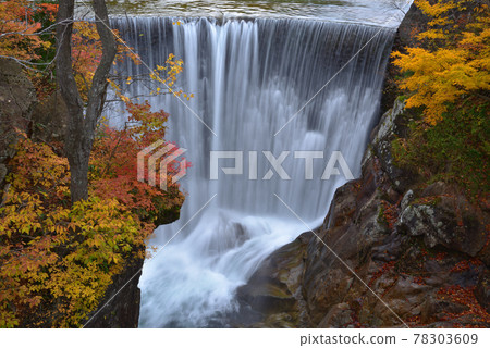Autumn leaves and Yubiso River Doai Sabo dam 78303609