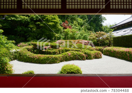 從滋賀縣甲賀市水口町大地寺松院眺望寶來庭園 從滋賀縣甲賀市水口町大地寺松院眺望寶來庭園 78304488