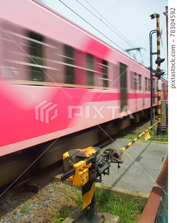 通過鐵路道口的龍鐵線列車 通過鐵路道口的龍鐵線列車 78304592
