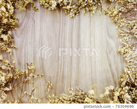 dry flowers frame top view on wooden space copy background 78304696