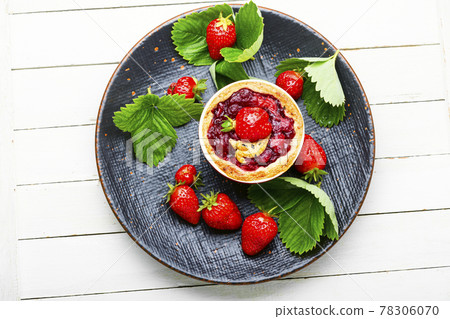 Summer biscuit with strawberries 78306070