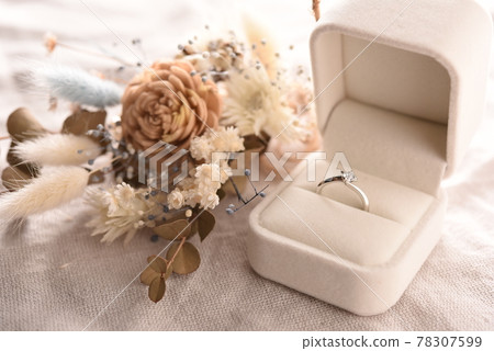 花束和鑽戒 78307599