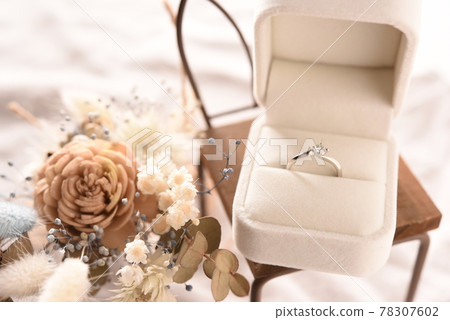 Bouquet and diamond ring 78307602
