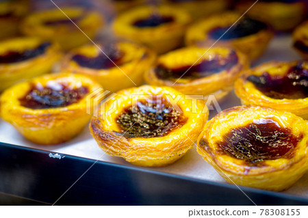 Lined egg tarts 78308155