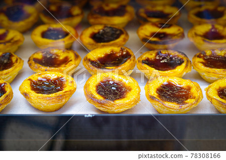 Egg tarts are being lined up 78308166