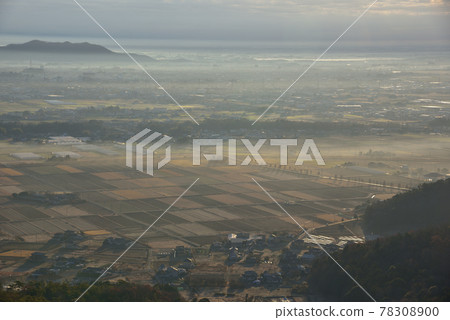 看到初冬的鄉村和關東平原，從山頂南側的小山峰冒出晨霧。 78308900