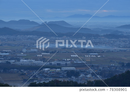 從山頂附近眺望喀場山。 78308901